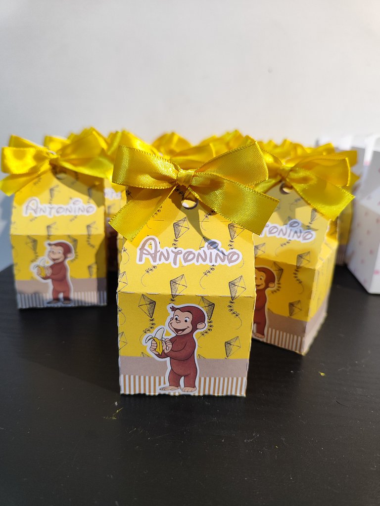 Scatolina scatola box decorazione festa compleanno curioso come george caramelle confetti scatoline
