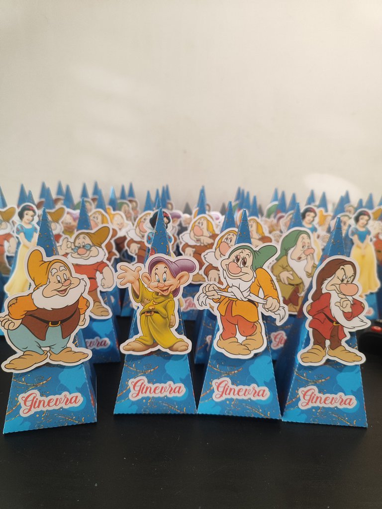 Scatolina decorazione festa compleanno sette nani biancaneve caramelle confetti segnaposto